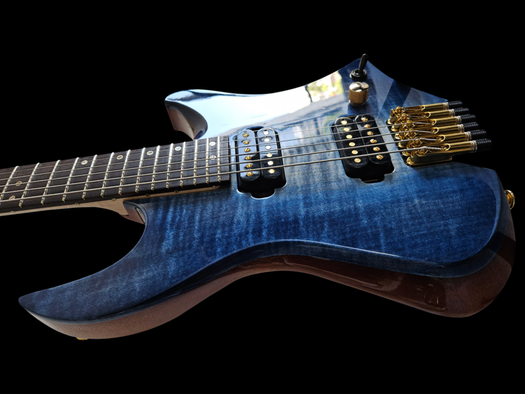 Les finitions Jiyu apportées à cette guitare électrique sont : vernis brillant, teinte bleue pour le corps