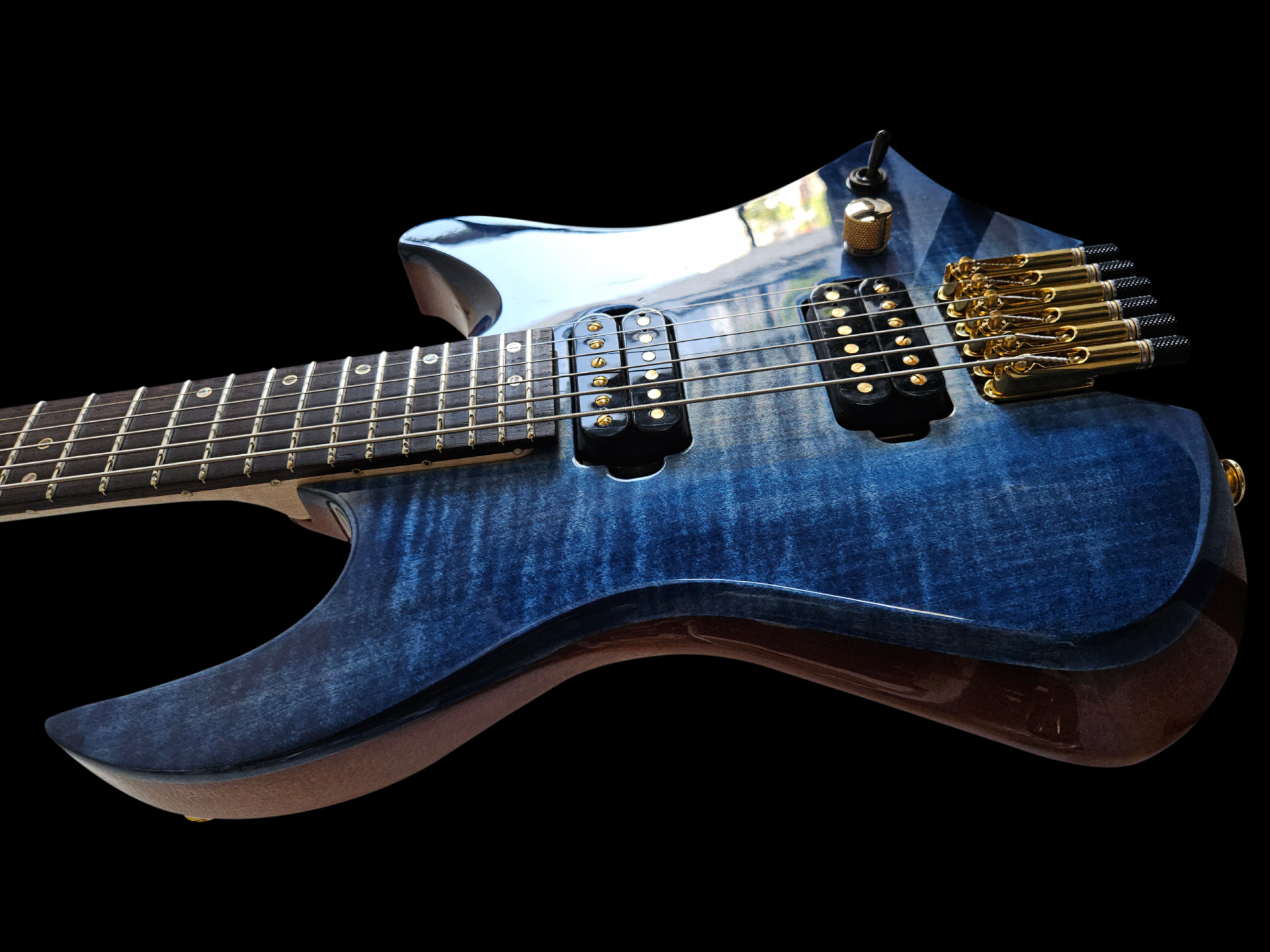 Les finitions Jiyu apportées à cette guitare électrique sont : vernis brillant, teinte bleue pour le corps